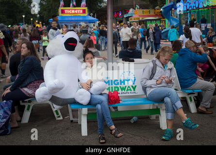 Eine Frau sitzt mit einer riesigen gefüllte Anilam an der Minnesota State Fair, 27. August 2016 Stockfoto