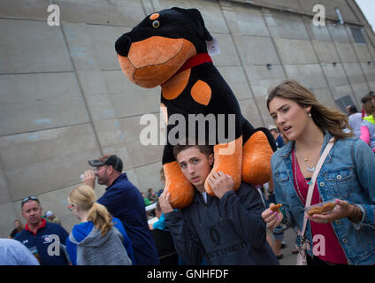 Ein paar Spaziergänge mit einem riesigen ausgestopften Hund an der Minnesota State Fair, 27. August 2016 Stockfoto