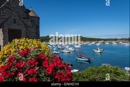 Boote bei Liegeplätze im Hafen von Le Conquet, Bretagne, Frankreich Stockfoto