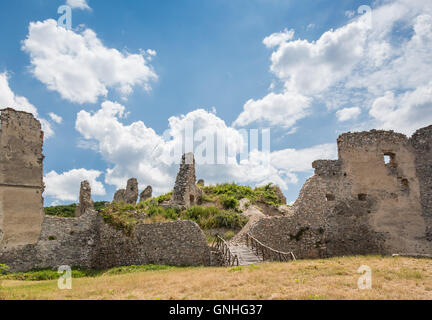 Apponyi Burgruine aus dem 13. Jahrhundert. Oponice, Slowakei Stockfoto