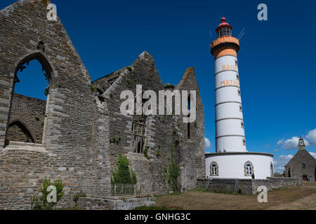 Die Ruinen der Abtei und der Leuchtturm am Pointe de St. Mathieu, Bretagne, Frankreich Stockfoto