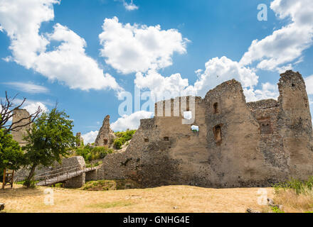 Apponyi Burgruine aus dem 13. Jahrhundert. Oponice, Slowakei Stockfoto
