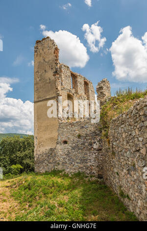 Apponyi Burgruine aus dem 13. Jahrhundert. Oponice, Slowakei Stockfoto