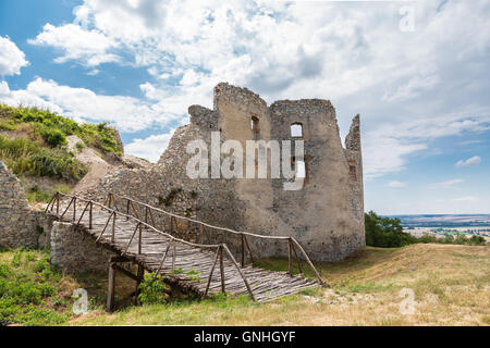 Apponyi Burgruine aus dem 13. Jahrhundert. Oponice, Slowakei Stockfoto