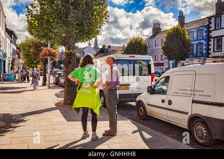 Sammeln für Oxfam in der Straße bei Cockermouth, Cumbria, UK Stockfoto