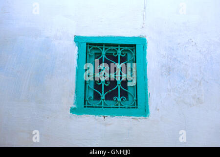 Dekorative Petrol blau Fenster auf einer weißen Wand in Alsirah, Marokko Stockfoto