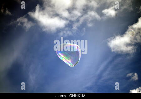 Regenbogen Seifenblase auf blauen Himmelshintergrund Stockfoto