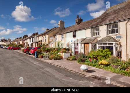 Reihe von Hütten mit schönen Sommergarten in Main Street, Ravenglass, Cumbria, England, UK Stockfoto