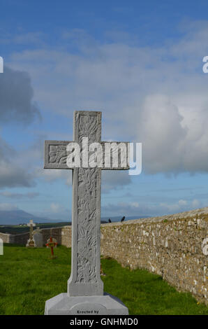 Alter Friedhof, gekennzeichnet durch ein Steinkreuz in Cashel. Stockfoto