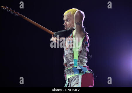 Floh (richtiger Name Michael Peter Balzary) von The Red Hot Chili Peppers Headliner Samstag nachts 2016 Reading Festival. Stockfoto