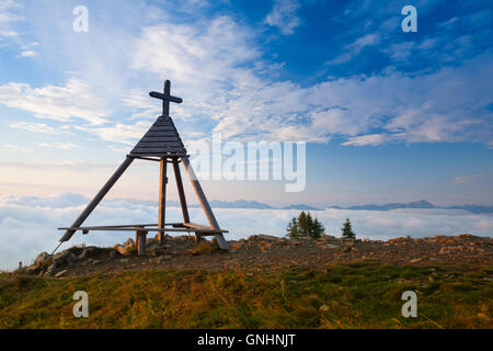 Erstaunlich früh in Gerlitzen Apls in Austria.Inverse Wetter und Aussicht auf die Berge in Slowenien. Stockfoto