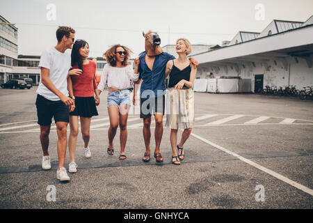 Voller Länge Schuss von jungen Freunden zusammen auf die Straße gehen. Gemischtrassigen Gruppe junger Menschen, die Natur genießen. Stockfoto