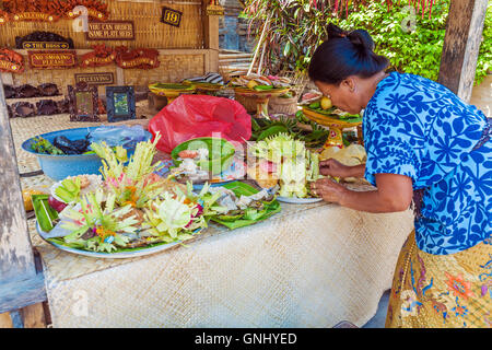 UBUD, Indonesien - 29. August 2008: Frau Ritual im Hinduismus traditionell heiligen Früchte vorbereiten Stockfoto