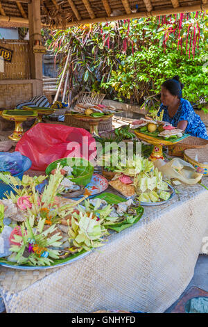 UBUD, Indonesien - 29. August 2008: Frau Ritual im Hinduismus traditionell heiligen Früchte vorbereiten Stockfoto