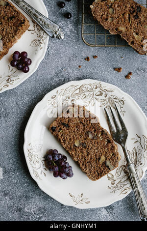 Brotscheiben Zuchini und Walnuss sind auf Platten gelegt und aus der Ansicht von oben fotografiert. Stockfoto
