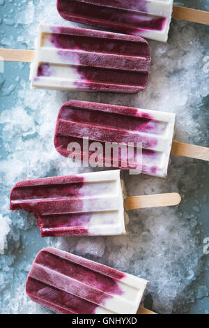 Berry Creme Eis am Stiel. Stockfoto