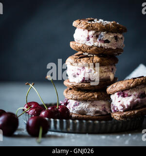 Geröstete Kirsche Eis Sandwiches mit gesalzenem doppelte Schokolade Buchweizen Cookies (glutenfrei) Stockfoto