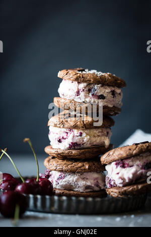 Geröstete Kirsche Eis Sandwiches mit gesalzenem doppelte Schokolade Buchweizen Cookies (glutenfrei) Stockfoto