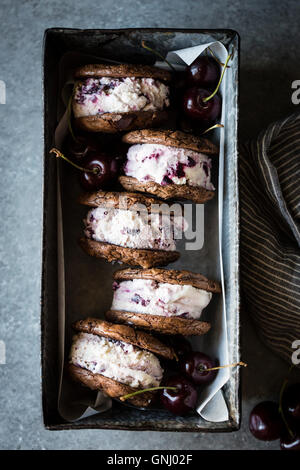 Geröstete Kirsche Eis Sandwiches mit gesalzenem doppelte Schokolade Buchweizen Cookies (glutenfrei) Stockfoto