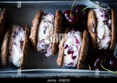 Geröstete Kirsche Eis Sandwiches mit gesalzenem doppelte Schokolade Buchweizen Cookies (glutenfrei) Stockfoto