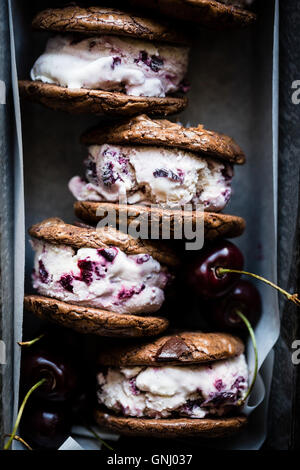 Geröstete Kirsche Eis Sandwiches mit gesalzenem doppelte Schokolade Buchweizen Cookies (glutenfrei) Stockfoto