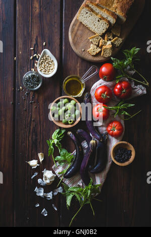 Mediterranean diest der frischen Vegetablea, Olivenöl und hausgemachtes Brot. Stockfoto