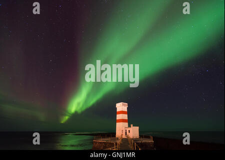 Aurora über den Leuchtturm auf Gardskagi, Keflavik, Island Stockfoto