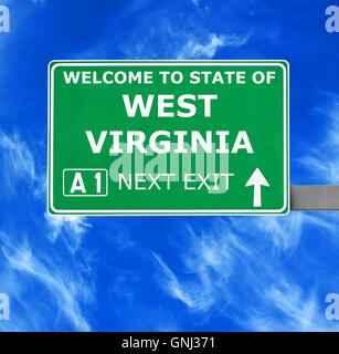 WEST VIRGINIA Straßenschild gegen klar blauen Himmel Stockfoto