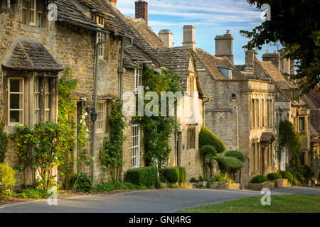 Am frühen Morgen über angeschlossenen Hütten in Burford, Cotswolds, Oxfordshire, England Stockfoto