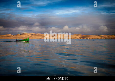 Landschaft in der Sahara Wüste Maroc mit Boot auf Naila Lagune Stockfoto