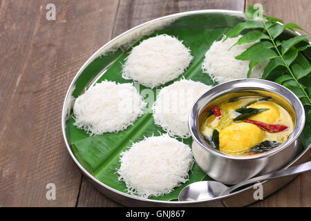 Idiyappam (String Hoppers) mit Ei-Curry, South Indian und Sri-lankische Küche Stockfoto