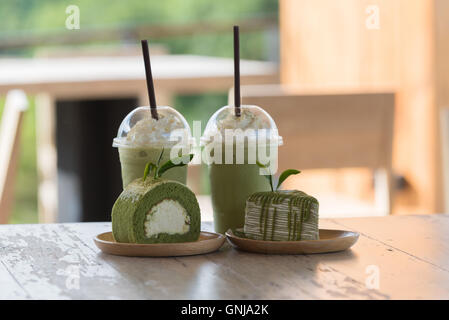 Grüntee Iced Latte mit grünem Tee Krepp Kuchen und Torte Rollen. Stockfoto