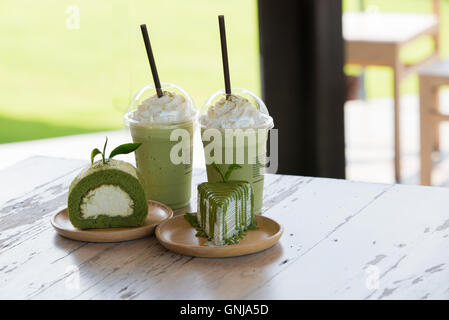 Grüntee Iced Latte mit grünem Tee Krepp Kuchen und Torte Rollen. Stockfoto
