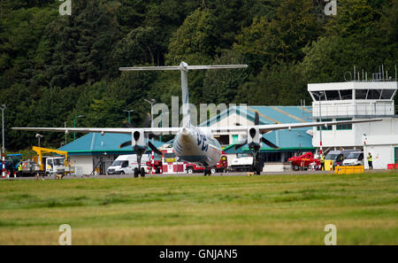 Eine Twin-Engine Turboprop Flybe Dash-8 Flugzeuge gelandet ist nur bei Dundee Airport, UK Stockfoto