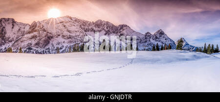 Berggipfel mit Spuren im Schnee Stockfoto