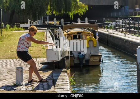 Eine Dame geschlossen eine Schleuse an der Kennet und Avon Kanal. Stockfoto