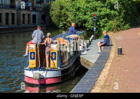 Ein Longboat über zur Seite gezogen, wenn die Kennet und Avon Kanal, warten auf ein rotes Licht. Stockfoto