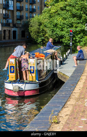 Ein Longboat über zur Seite gezogen, wenn die Kennet und Avon Kanal, warten auf ein rotes Licht. Stockfoto