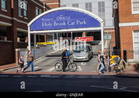 Der Eingang zum The Oracle Heiligen Bach Parkplatz befindet sich in Reading, Berkshire. Stockfoto