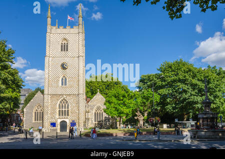 Ein Blick auf die Vorderseite des Reading Münster St. Maria der Jungfrau Kirche in Reading, Berkshire, UK. Stockfoto