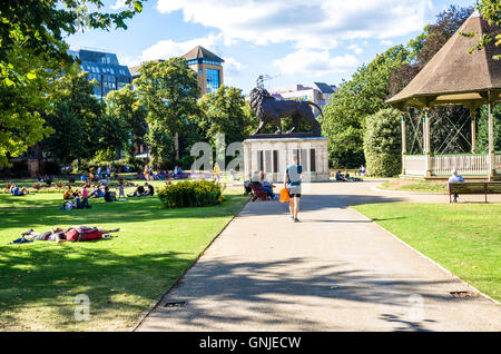 Ein Blick in Forbury Gärten in Reading, UK mit dem Maiwand-Löwen in der Mitte. Stockfoto