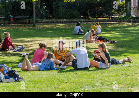 Menschen Sie entspannen und genießen gutes Wetter an einem Sommertag in Forbury Gärten in Reading, Berkshire. Stockfoto
