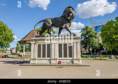 Der Maiwand Löwe steht im Zentrum von Forbury Gärten in Reading, Berkshire. Stockfoto