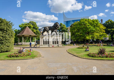 Ein Blick in Forbury Gärten in Reading, UK mit dem Maiwand-Löwen in der Mitte. Stockfoto