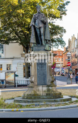 Eine Statue von König Edward VII liegt direkt vor der Lesung Bahnhof. Stockfoto