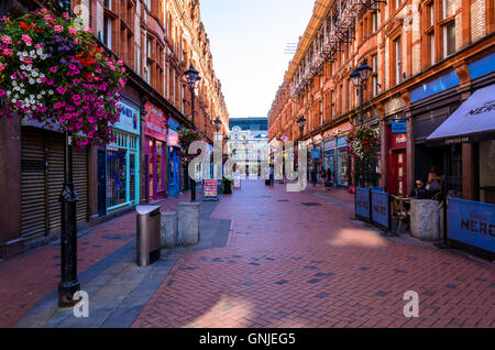 Suchen Sie die Queen Victoria Street Richtung Broad Street in Reading, Berkshire. Stockfoto