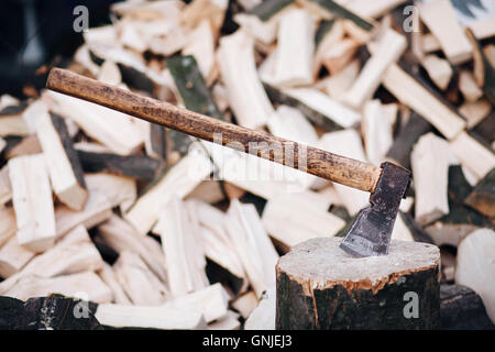 Axt stecken in einem Baumstumpf Stockfoto