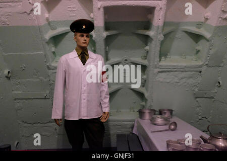 Eine Puppe, die Darstellung der sowjetischen Küche Arbeiter der u-Bahn tunnel innerhalb der Tagansky Protected Befehl Punkt, auch bekannt als Bunker-42 einen einmal-geheimen militärischen komplexen, Bunker, und Spare weiträumige Aviation Command Post liegt 65 Meter unter den Straßen von Moskau, den tatsächlichen ehemals geheimen Speicherort dem sowjetischen Heerführer im Falle eines atomaren Angriffs auf Russland zurückziehen konnte. Moskau Russland Stockfoto