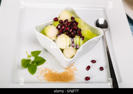 Melone und Samen Granatapfel als ein erfrischendes Dessert Stockfoto