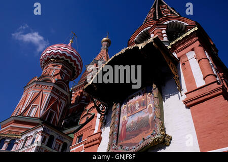 Kuppeln der Kathedrale aus dem 15. Jahrhundert von Wassili die Selige, die allgemein als die Basilius-kathedrale, eine Kirche auf dem Roten Platz in Moskau, Russland bekannt. Das Gebäude ist wie eine Flamme von einem Lagerfeuer in den Himmel steigt, [9] ein Design, das hat keine Parallele in der Russischen Architektur und erinnert an die Eroberung von Kasan und Astrachan geprägt. Stockfoto